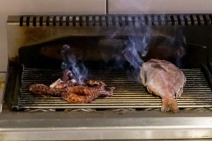 Red Snapper und Tintenfisch frisch vom Grill