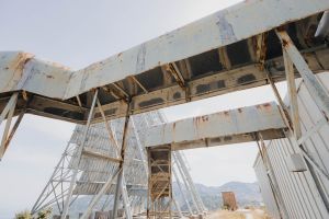 Kabelkanäle für die dicken Antennen Kupferkabel von der Antenne in den Kontrollraum. Verlassene Nato-Station Lefkada Griechenland