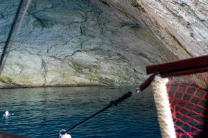 Schwimmen Sie Meereshöhle welche einst dem historischen U-Boot "Papanikolis" als Zufluchtsort diente.