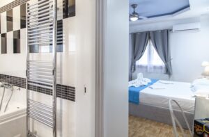 Dusche und Schlafzimmer in der Villa  Aliki Vasiliki Griechenland