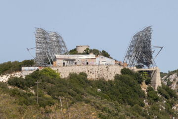 Die Radar Station mit den 4 grossen Antennen.