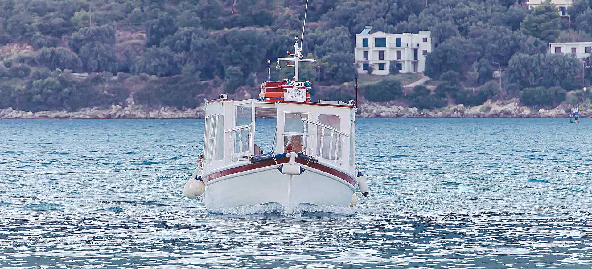 Agiofili Boat bringt Sie an den Strand. Agiofili Vasiliki Lefkada