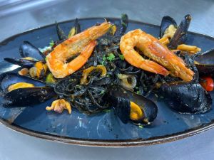 Frische Pasta mit Tintenfischtinte und Meeresfrüchten - Poseidon Bay Vasiliki