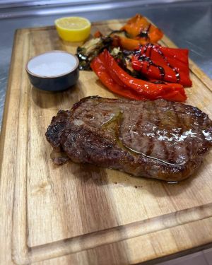 Rib Eye mit gebratenem Gemüse aus dem Ofen - Poseidon Bay Vasiliki