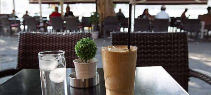 Kafenio der Spezialist für feine Café Frappé, Wein, Uzo oder andere Getränke sind hier am günstigsten in Vasiliki