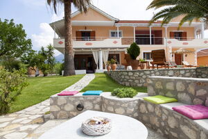 Gemütlicher Sitzplatz im Garten der luxuriösen Villa Aliki Vasiliki Griechenland