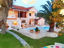Swimming Pool und die Villa