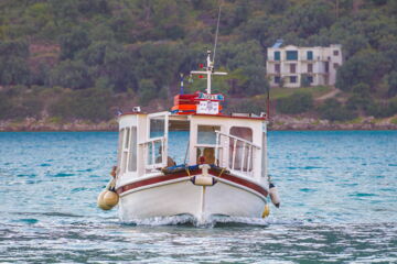 Fahren sie gemütlich mit dem Taxi Boot zum Agiofili Strand.