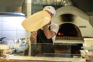 Der Pizzaiolo im Patio Dining weiss wie es geht.
