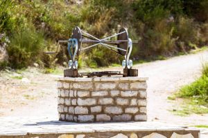 Der alte Ziehbrunnen. Ammoussa Beach