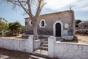 Finden Sie Ruhe in der friedlichen Kirche von Aghios Donatos, einem Ort von spiritueller Bedeutung für die Inselbewohner.