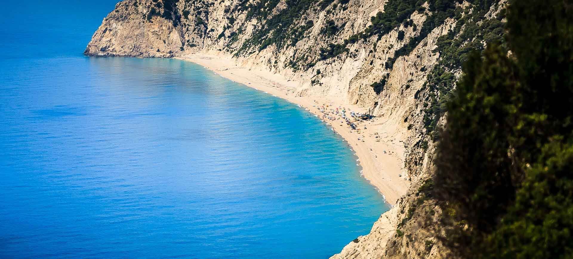 Egremni Strand mit wunderschönem seidig weissem Sand und kristallklarem Karibik blauem Wasser