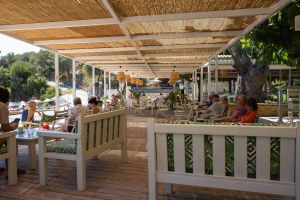 Die ideal beschattete Taverna am Ammoussa Beach