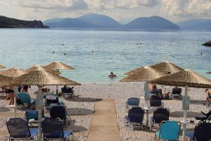 Im Hintergrund Ithaka und Kefalonia,  Ammoussa Beach