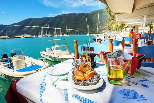 Restaurant Penguins Restaurant Penguins. Grosse Vielfalt an Möglichkeiten, von Schwertfisch über Filet bis hin zu Moussaka und Pasta. Vasiliki Lefkada