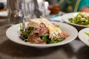 Salat mit Proscutio crudo und Parmesan.