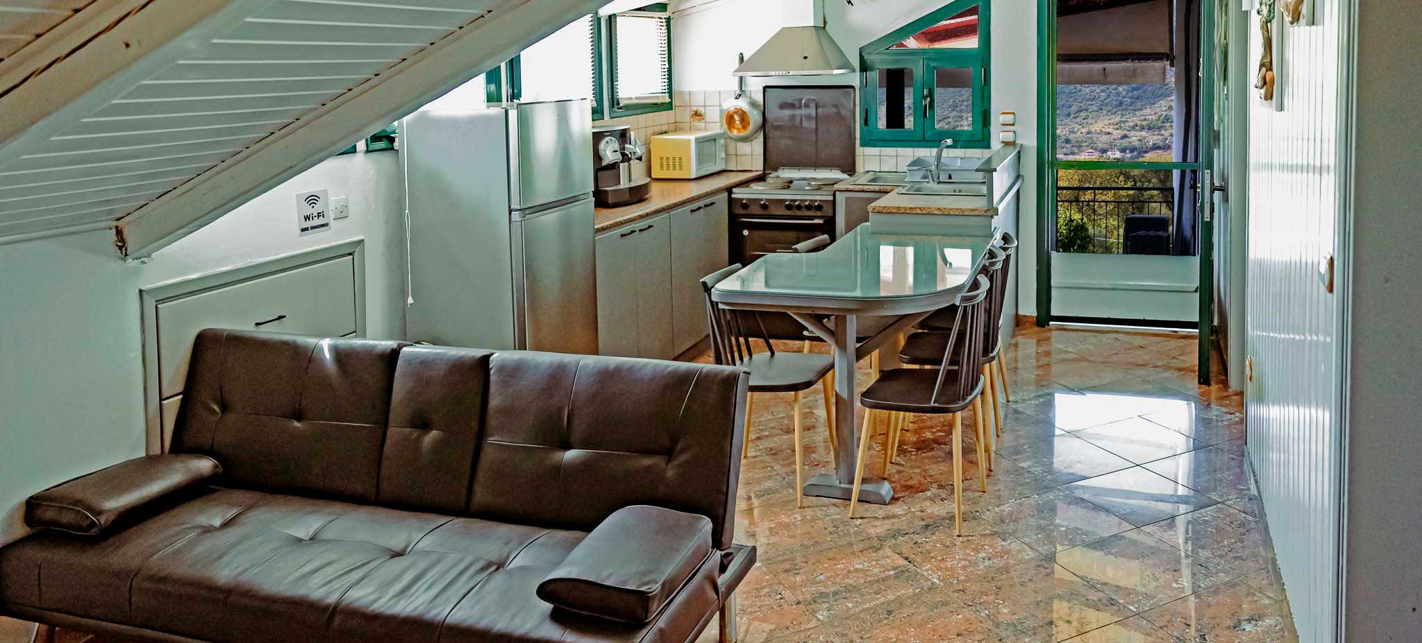 Whitehome Küche und Wohnzimmer.  Vasiliki Lefkada